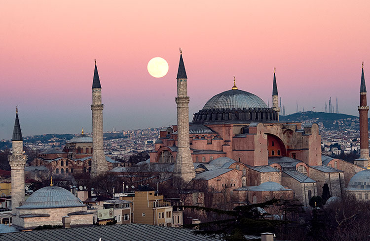 طنبول، تركيا. القرية أو المدينة, إسطنبول ... ظل مسجد آيا صوفيا المسجد الرئيسي لإسطنبول .